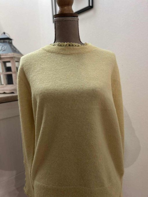 Pull doux à col dentelle 