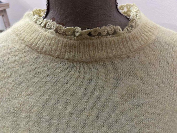 Pull doux à col dentelle 
