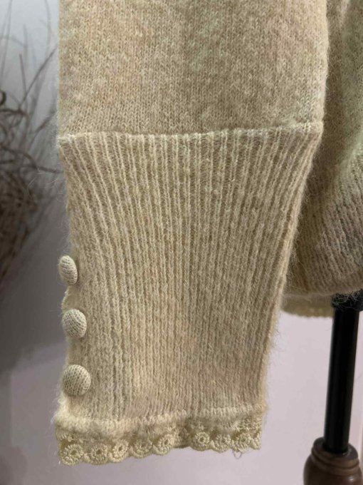 Pull doux à col dentelle 