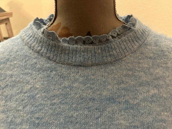 Pull doux à col dentelle 